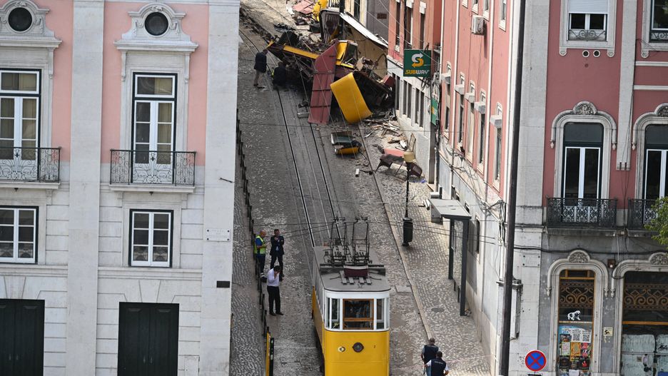 Tram derails In Lisbon killing 17 and injuring 20 people
LISBON, PORTUGAL - SEPTEMBER 04: Rescuers and firefighters operate at the scene after the Gloria funicular cable railway derailed in Lisbon, Portugal, 04 September 2025. At least 17 died in the derailment, with emergency services reporting that 20 were injured and others are still trapped at the scene. Zed Jameson / Anadolu/ABACAPRESS.COM 
Dostawca: PAP/Abaca
AA/ABACA
Tram derails In Lisbon killing 17 and injuring 20 people