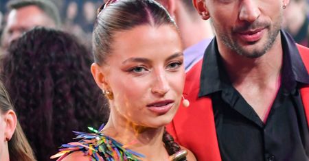 Zaliczyła wpadkę na scenie? Materiał się zsunął. Stylistka mówi wprost