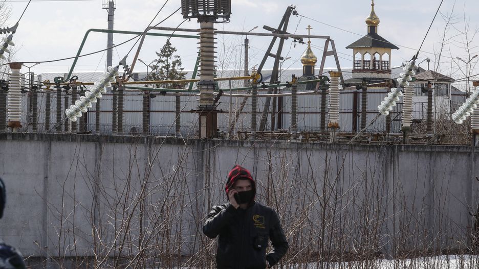 Penal colony N2, where Navalny is serving prison term, in Pokrov
epa09118130 A man stands outside the penal colony N2 (IK-2), where Russia's opposition leader Alexei Navalny is currently serving his prison term, in the town of Pokrov, about 100 kilometers from Moscow, Russia, 06 April 2021. The Alliance of Doctors trade union called on people who care about Navalny's health to gather near the N2 in Pokrov and demand medical treatment be granted to the jailed opposition leader.  EPA/SERGEI ILNITSKY 
Dostawca: PAP/EPA.
SERGEI ILNITSKY