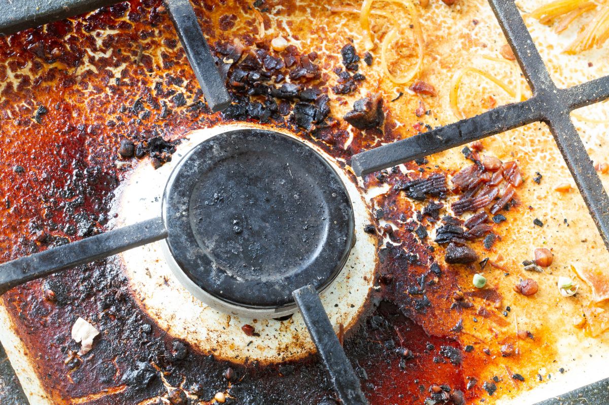 Easy kitchen trick: Revive your stove burners with vinegar and baking soda