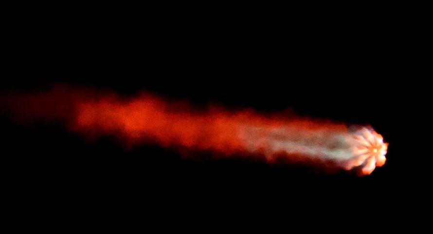 Szczątki rakiety Elona Muska nad Polską. Rozświetliły w nocy niebo