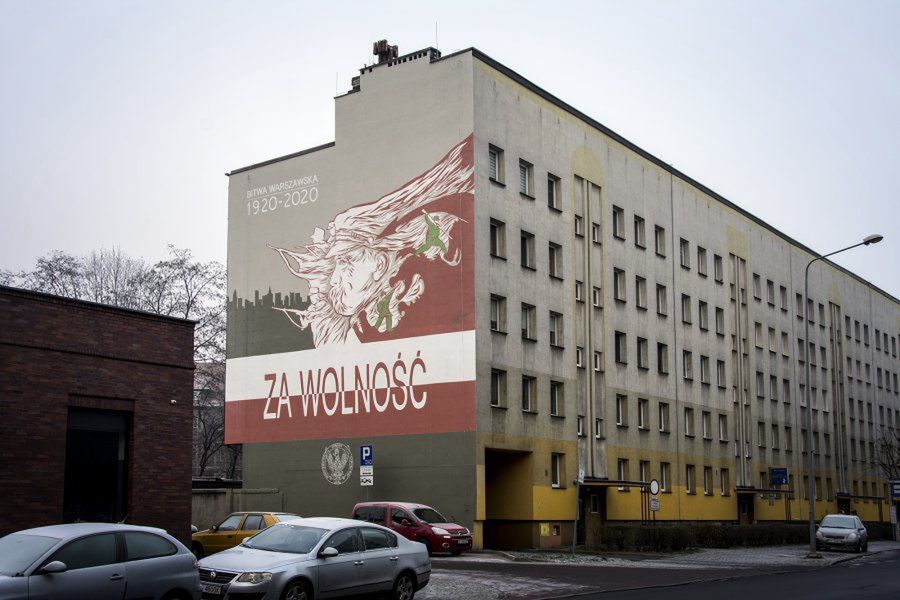 Bytom. Mural "100-lecie Bitwy Warszawskiej - ZA WOLNOŚĆ!" upamiętnia udział w bitwie żołnierzy z Bytomia.