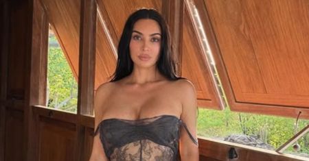 Kim Kardashian prezentuje swoje wdzięki w prześwitującej kreacji, a fani doradzają: "Włochate stringi byłyby tu idealne" (FOTO)