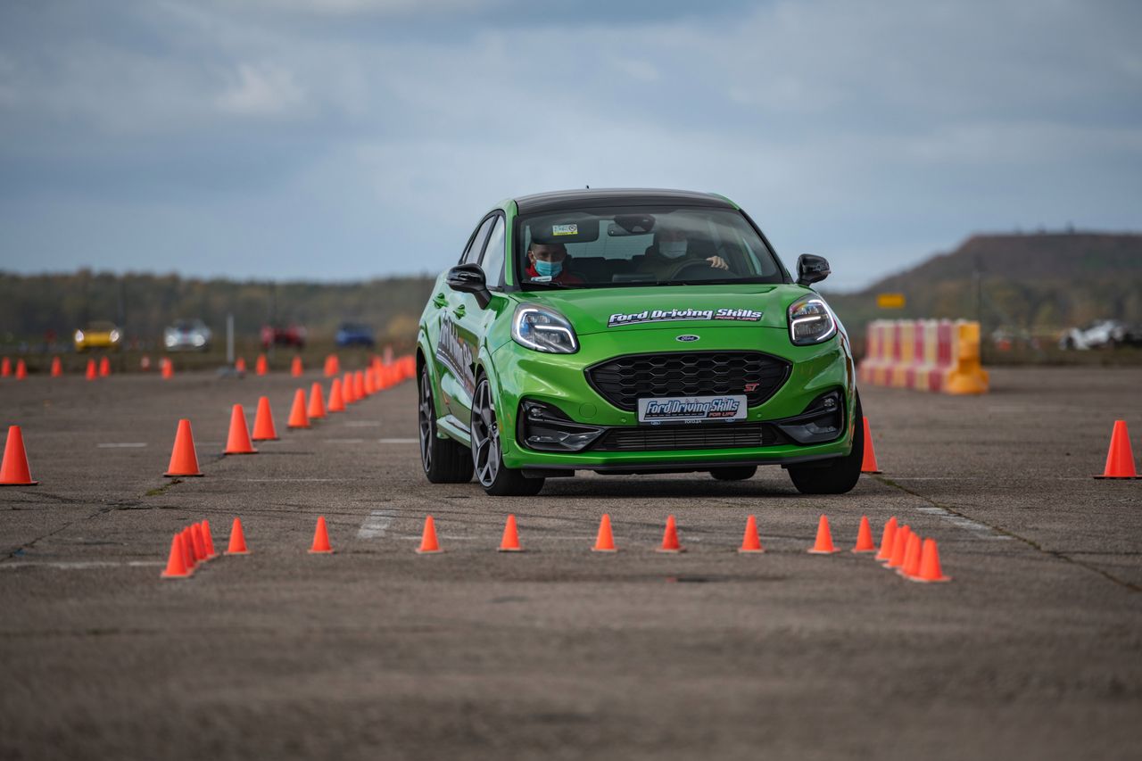 Bezpłatne szkolenia z bezpieczeństwa jazdy Ford Driving Skills For Life. W Polsce przeszkolono już ponad 3000 młodych kierowców