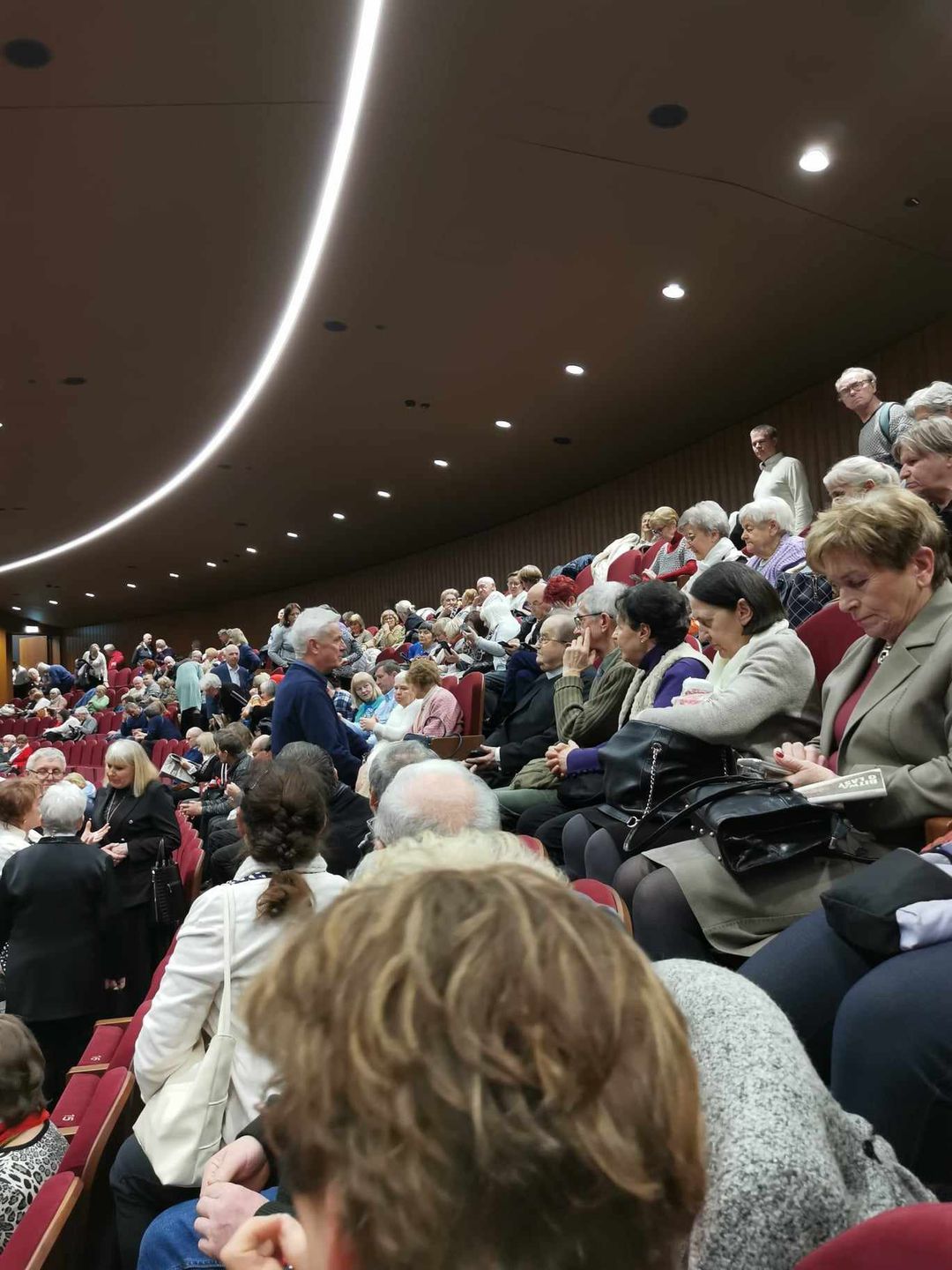 Ojciec Tadeusz Rydzyk uważnie oglądał spektakl