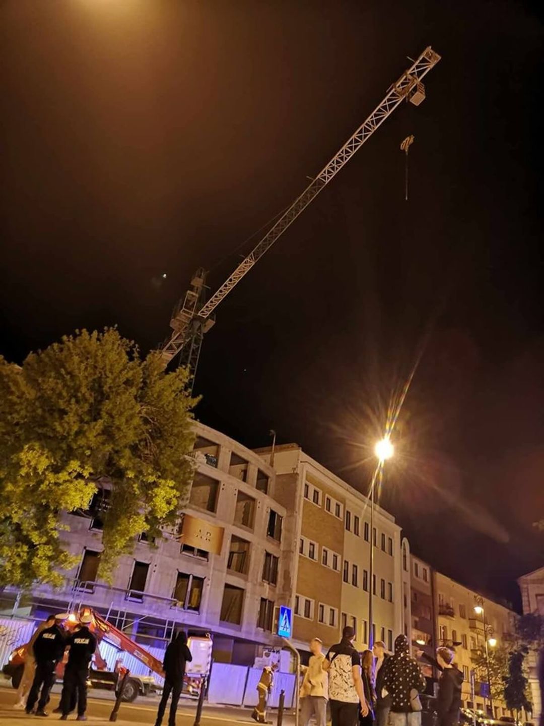 Wszedł na dźwig typu żuraw na budowie przy ul. Peowiaków