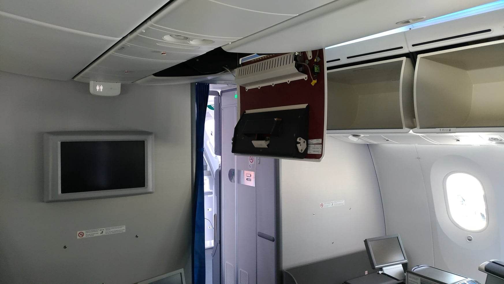 Zapadnia pod leżankami pilotów w przedniej części Boeinga 787 Dreamliner LOT-u