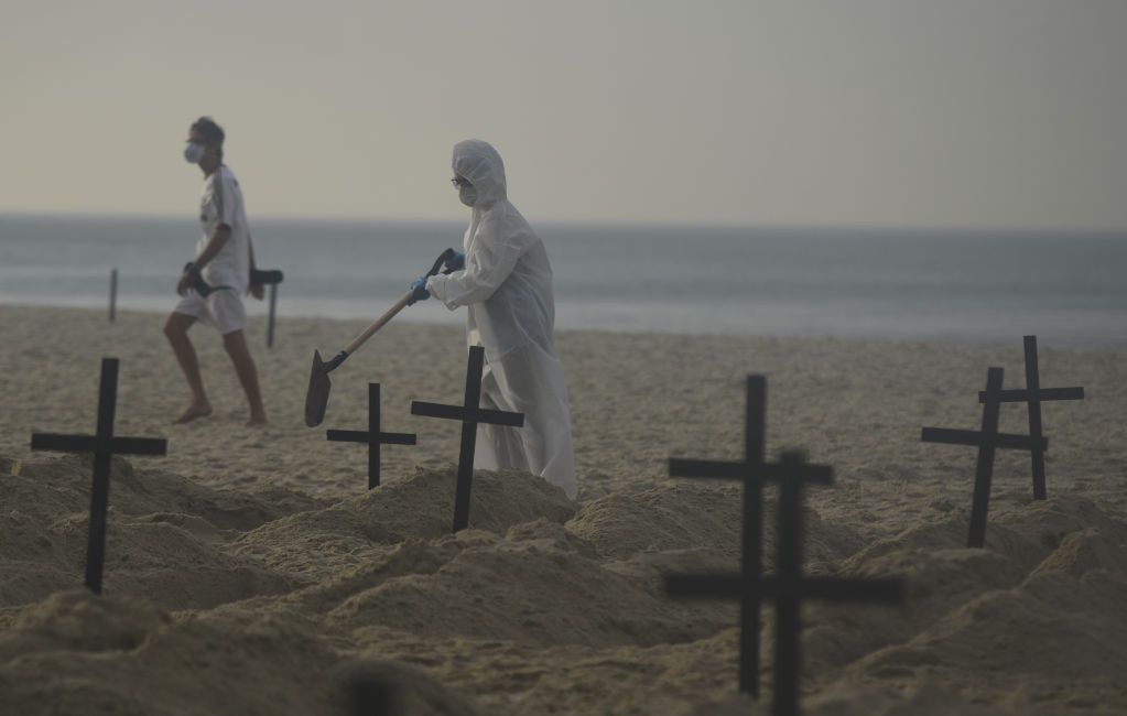 Koronawirus w Brazylii. Plaża Copacabana zamieniła się w cmentarz