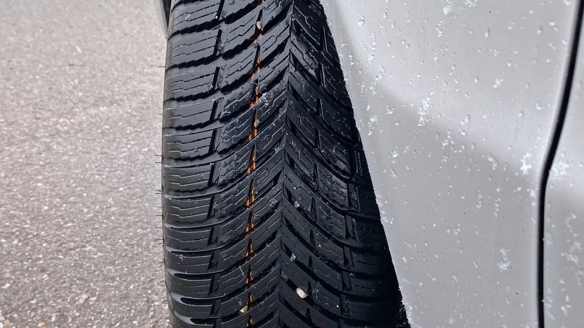 Opona całoroczna przypomina oponę zimową, ale różnice są widoczne