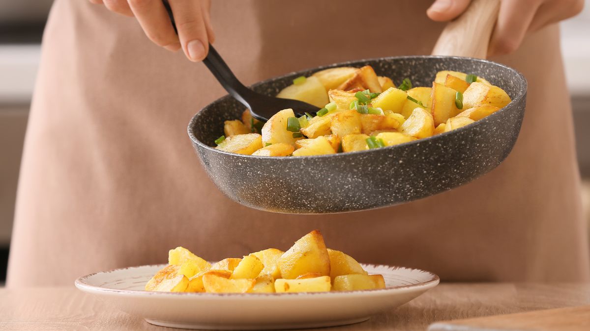 Tak przygotowane ziemniaki z patelni smakują bosko!