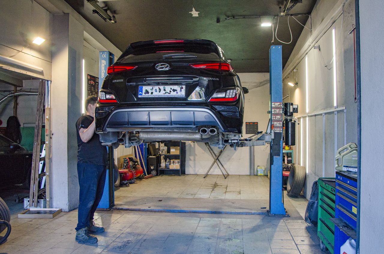 Zarabiają na oszczędnościach producentów. Im gorsze auto, tym dla nich lepiej