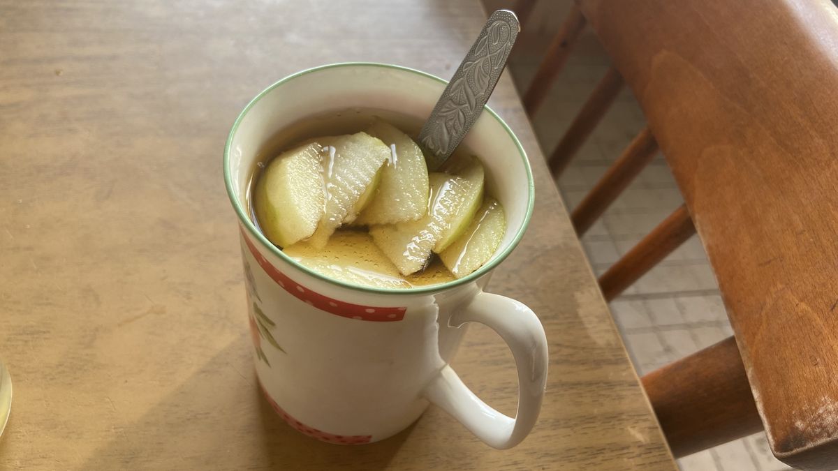 Mug with tea and pieces of appleDelicious foodElena Serovaeva