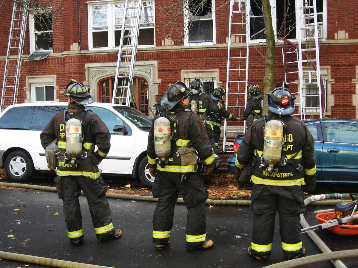 Tragischer Leiter-Unfall: Mann stirbt bei Feuer-Evakuierung in NYC