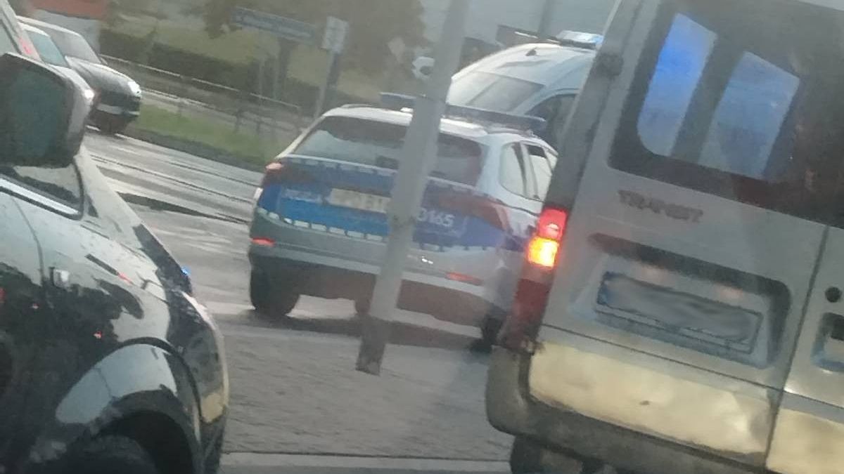 Zderzenie radiowozu z volkswagenem na al. Spółdzielczości Pracy