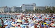 "Halo Polacy". Paradoks Majorki. "Większość osób jedzie tam ze względu na fajne plaże"