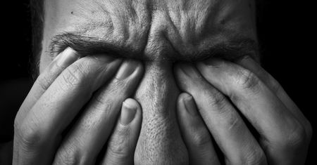 COVID-19 prowadzi do demencji? Naukowcy: Za kilkanaście lat może nadejść potężna fala powikłań