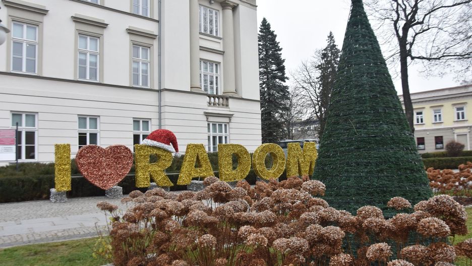 Napis &#34;I Love Radom&#34; na placu Corazziego. Więcej na kolejnych slajdach