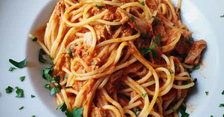 Pasta alla siracusana – pomysł na szybki obiad