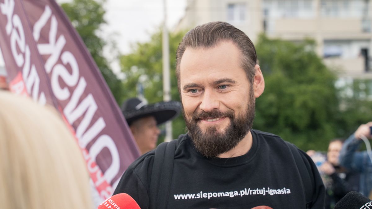 WARSAW, POLAND - 2025/05/12: Presidential candidate Krzysztof Stanowski arrives at the pre-election debate. Supporters gathered at Woronicza 17 to watch the live broadcast of a major pre-election debate hosted by Polish state broadcaster TVP, featuring key public figures and candidates such as Artur Bartoszewicz, Magdalena Biejat, Grzegorz Braun, Szymon Hoownia, and Rafa Trzaskowski. Held under strict rulesno campaign teams, phones, or political gadgetsthe debate was divided into domestic and foreign policy segments, with candidates given timed responses and a follow-up round for open discussion. (Photo by Marek Antoni Iwanczuk/SOPA Images/LightRocket via Getty Images)
