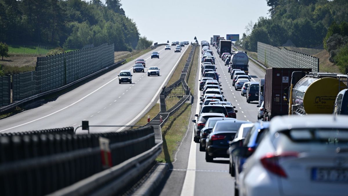Reporter archiwum 2024 0908.09.2024 Swarozyn. Korek na autostradzie A1 w poblizu wezla Swarozyn w kierunku na Torun, Lodz.Fot. Jacek Slomion/REPORTERJacek Slomion/REPORTER