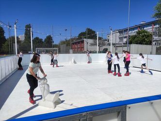 Łyżwy w lecie? Otworzyli syntetyczne lodowisko