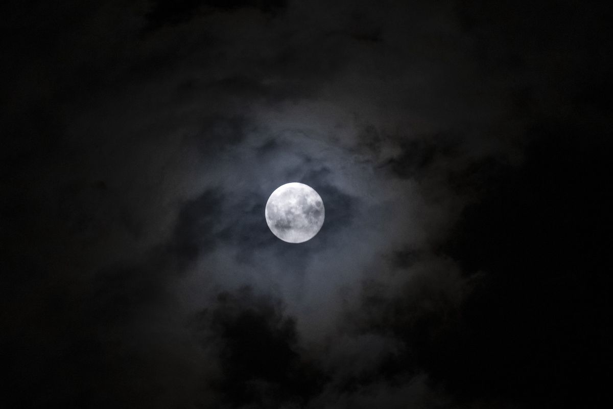 Pełnia Księżyca 2023. Listopad. Kiedy Mroźny Księżyc?