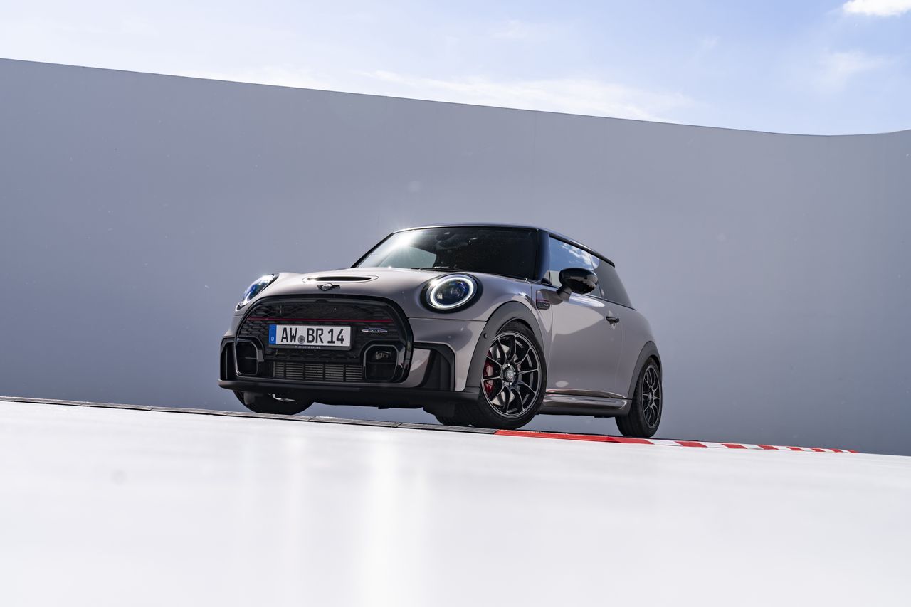 Nowe Mini z manualną skrzynią biegów? Szefowa marki prosi, byście o tym zapomnieli
