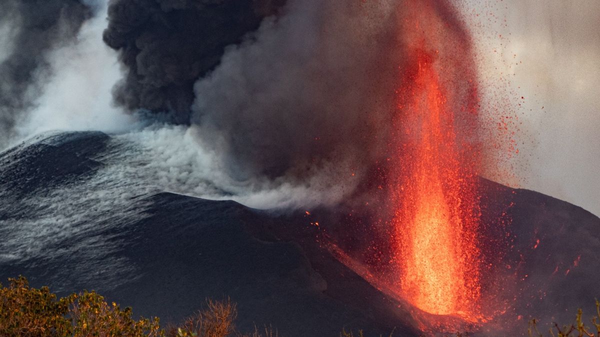 epaselect epa09547865 A view of Cumbre Vieja volcano during another day of eruptions in La Palma, Canary Islands, Spain, 26 October 2021. The Cumbre Vieja volcano has been erupting since 19 September 2021.  EPA/MIGUEL CALERO Dostawca: PAP/EPA.