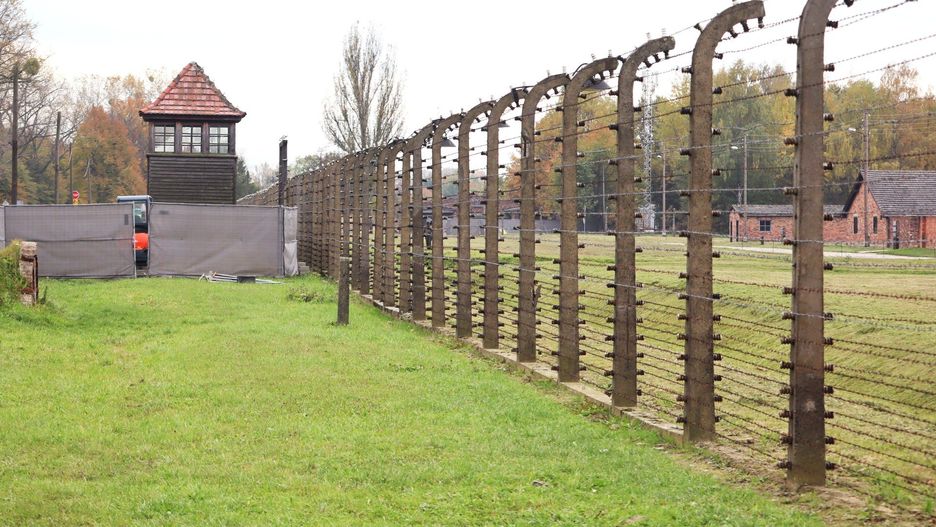 Od strony Bramy Śmierci zostało historyczne ogrodzenie byłego KL Birkenau