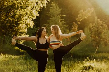 Aktywny poranek na polanie w malborskim parku. Pilates i rozciąganie na trawiastym "dywanie"