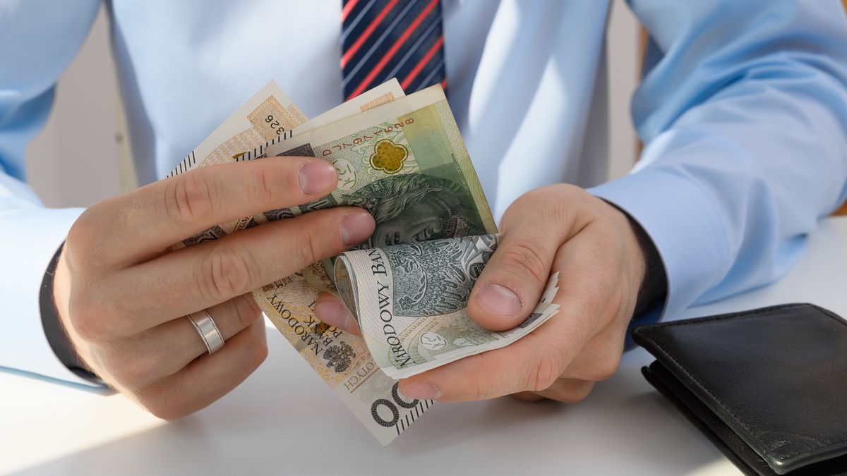 Pawel Kacperek
placic, depozyt, lokata, rata kredytu, podwyżka, inflacja, awans, stopa zwrotu, sukces, inwestor, biznesman, bogaty, pln, polska, gospodarka, finanse, loteria, wygrana, podatek, spadek, spadkobierca, pracownik, przedstawiciel handlowy, sprzedawca, konsultant, elegancki, krawat, koszula, dolar, bisnes, gotówka, waluta, bogactwo