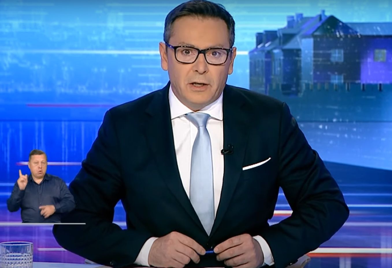 Michał Adamczyk w roli gospodarza "Wiadomości"