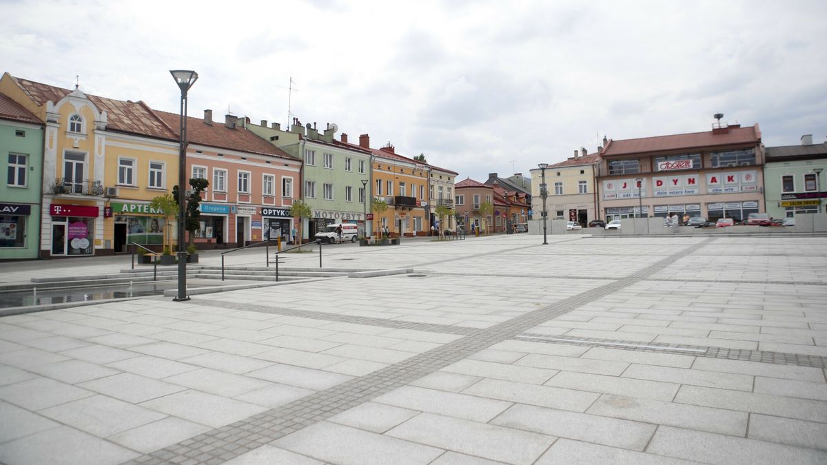Rynek w Leżajsku po remoncie, w ramach którego usunięto z placu drzewa