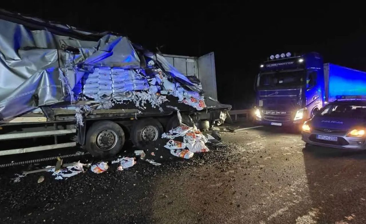 Cały towar wysypał się na drogę. Duże utrudnienia po zderzeniu ciężarówek