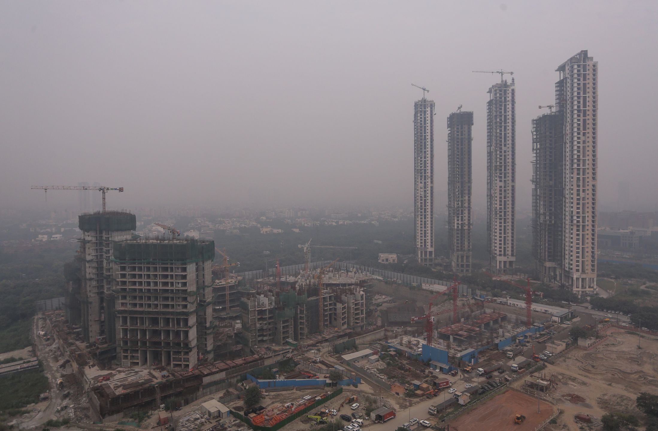 NEW DELHI, INDIA - OCTOBER 29: A view of under construction high rise buildings amid heavy smog pollution on October 29, 2025 in Noida, outskirts of New Delhi, India. Delhi is once again blanketed by hazardous smog following the Diwali festival, as pollution levels spike to the "very poor" and "severe" categories, with air quality indexes far exceeding safe limits. The crisis, which is driven by firecracker use, emissions, and seasonal crop residue burning has prompted emergency measures like cloud seeding. (Photo by Ritesh Shukla/Getty Images)