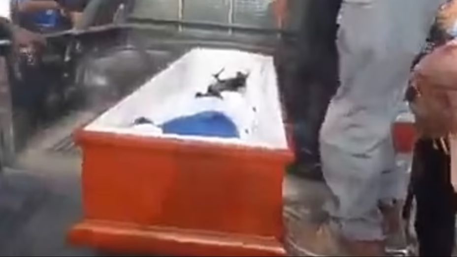 Przerwano pogrzeb. Okazało się, że "zmarła" uderza w trumnę