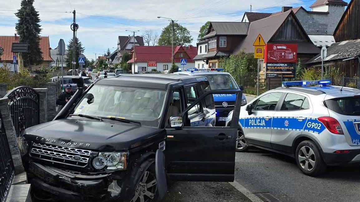 Samochód, którym pijana kobieta uszkodziła pojazdy.