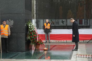 Kwiaty w hołdzie ofiarom katastrofy smoleńskiej. Gest Kancelarii Prezydenta