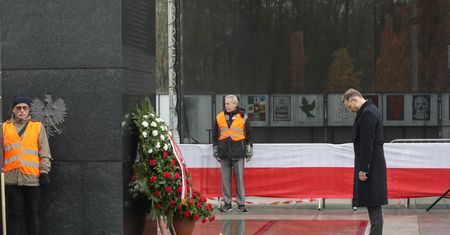 Kwiaty w hołdzie ofiarom katastrofy smoleńskiej. Gest Kancelarii Prezydenta