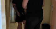 Warszawa: Matka wezwała policję do syna, który demolował mieszkanie. Wściekł się, bo zabrała mu narkotyki