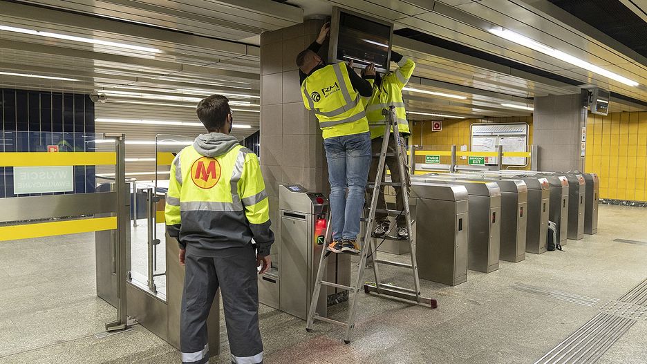 Warszawa. Metro. Kończą się prace montażu monitorów