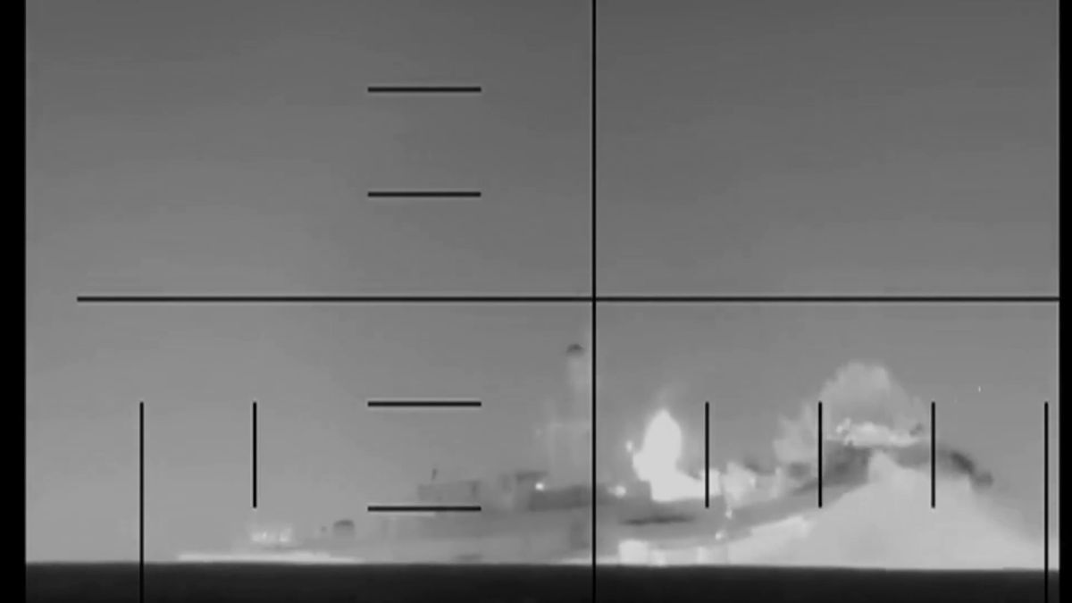 Moment ataku okrętu podwodnego okrętu US Navy na fregatę Dena.