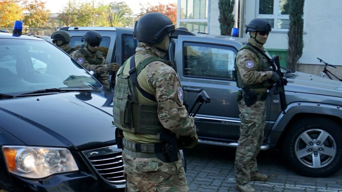 Funkcjonariusze zatrzymali urzędnika i trzech przedsiębiorców z branży deweloperskiej 