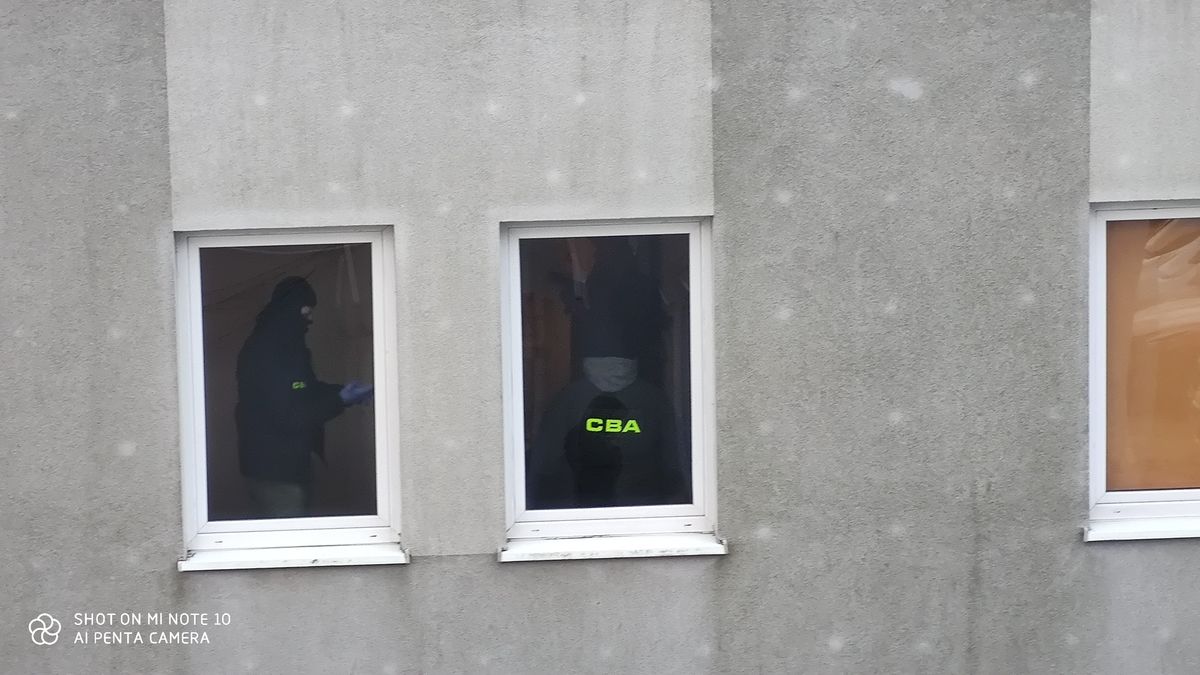 W środę rano agenci CBA przeprowadzili akcję w Wólce Kosowskiej. Zdjęcia z akcji przesłał nam za pośrednictwem platformy dziejesie.wp.pl nasz czytelnik - pan Paweł
