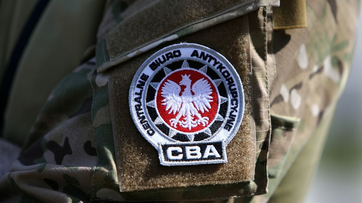 CBA zaznacza, że postępowanie jest rozwojowe i nie wyklucza kolejnych zatrzymań i zarzutów.