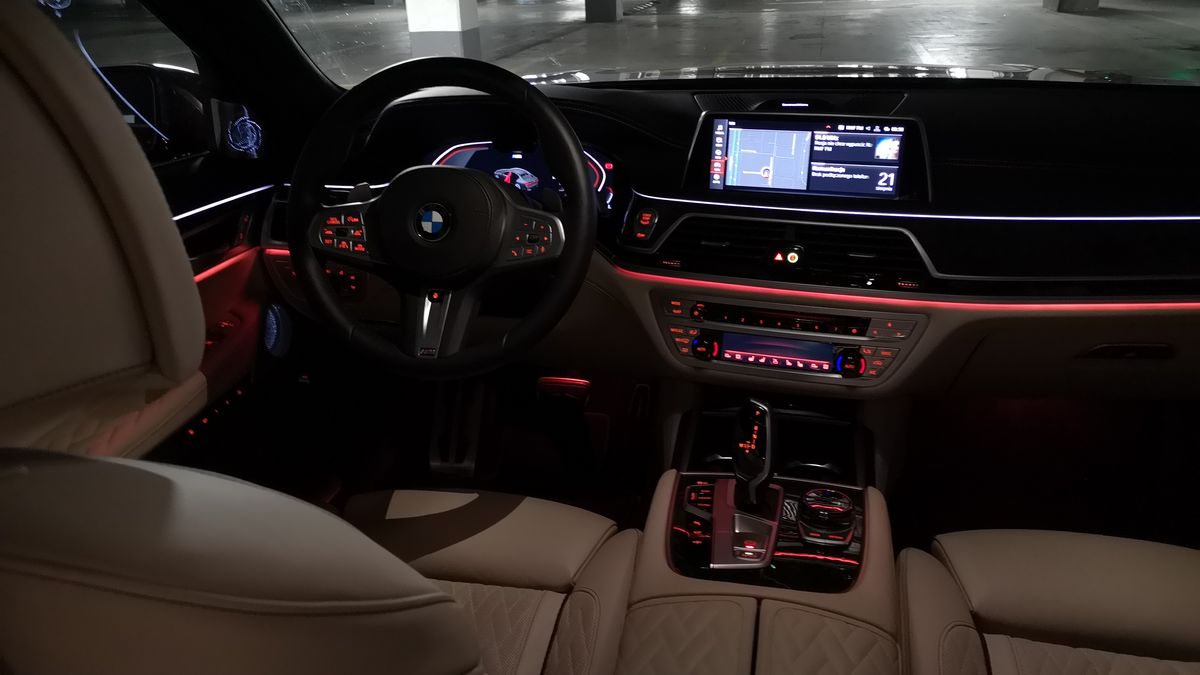 BMW 750i xDrive: Systemy wsparcia kierowcy, Night Vision, zdalne sterowanie i audio Bowers & Wilkins 1
