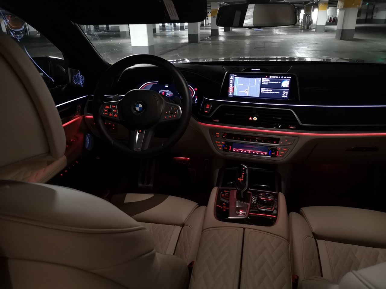 BMW 750i xDrive: Systemy wsparcia kierowcy, Night Vision, zdalne sterowanie i audio Bowers & Wilkins
