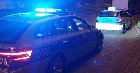 Nocne kontrole przewozu osób. Policjanci zatrzymali pijanego kierowcę Bolta