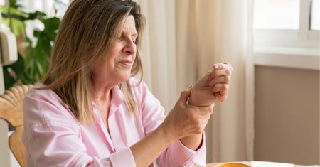 Menopauza uderza także w mięśnie i stawy. Te objawy łatwo zlekceważyć