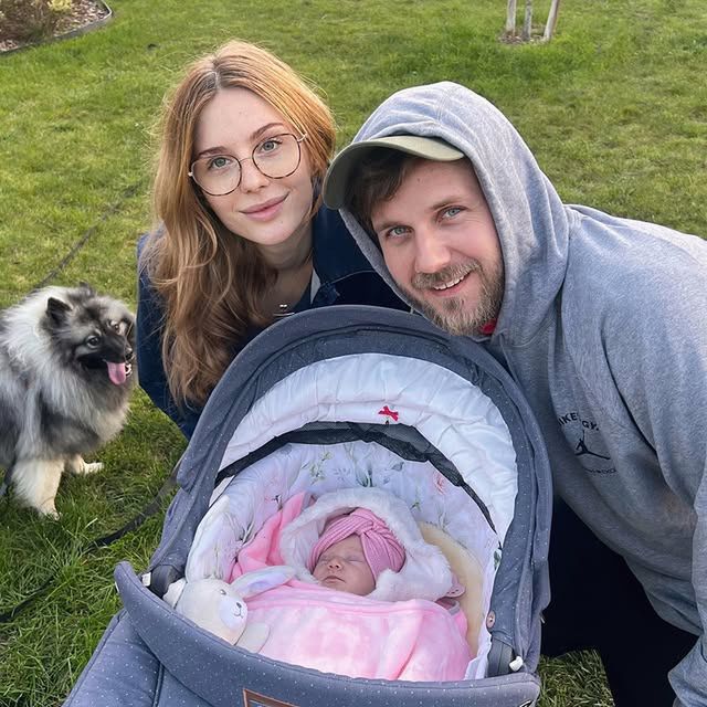 Antek Królikowski i Izabela z córką